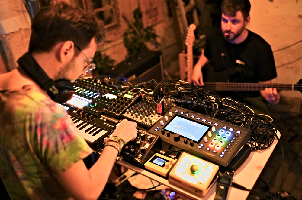 Laminar Flow Ambient Duo bei Live Improvisation mit Gitarre und Synthesizer