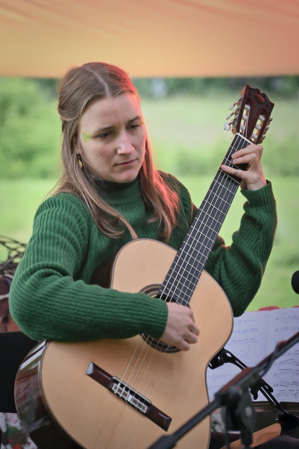 Claudia Roch interpretiert historische Gitarrenwerke auf klassischer Gitarre