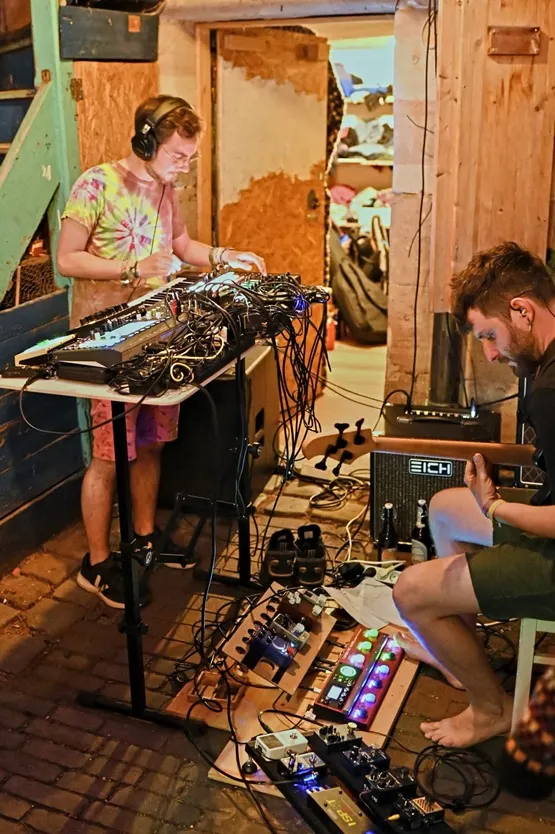 Laminar Flow: Gitarrist bei Live-Improvisation auf dem Open Ear Festival