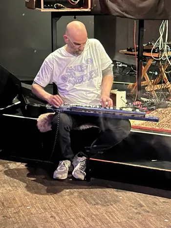 sunblogger mit analogem Hardware-Setup beim open ear Festival