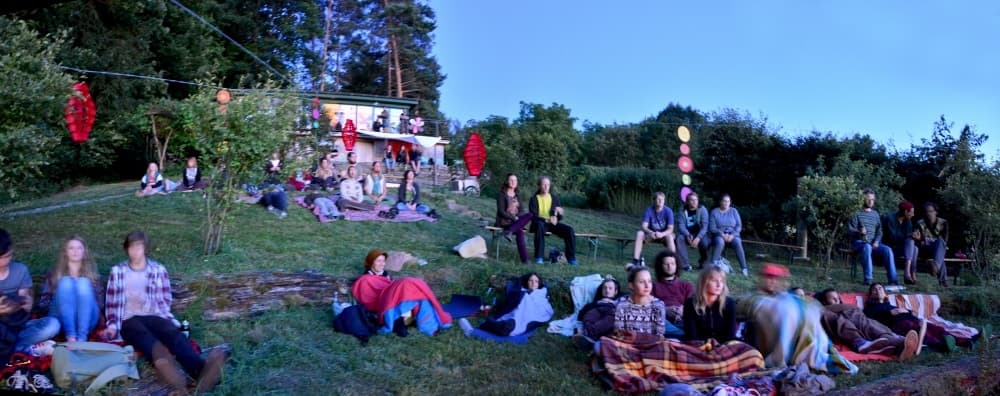 Besucher lauschen gemeinsam den Klängen auf dem open ear Festival
